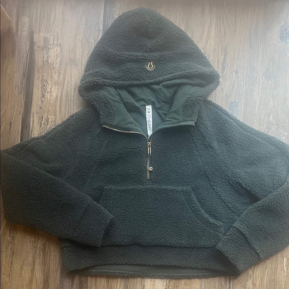 Lulu lemon soft fleece cropped hoodie, dark green
Excellent condition